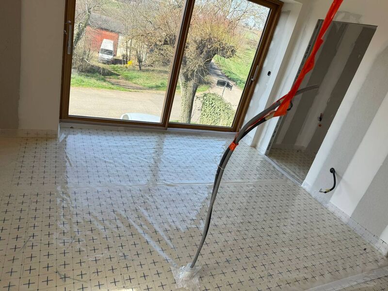 Préparation plancher chauffant — chantier lumineux prêt pour chape
