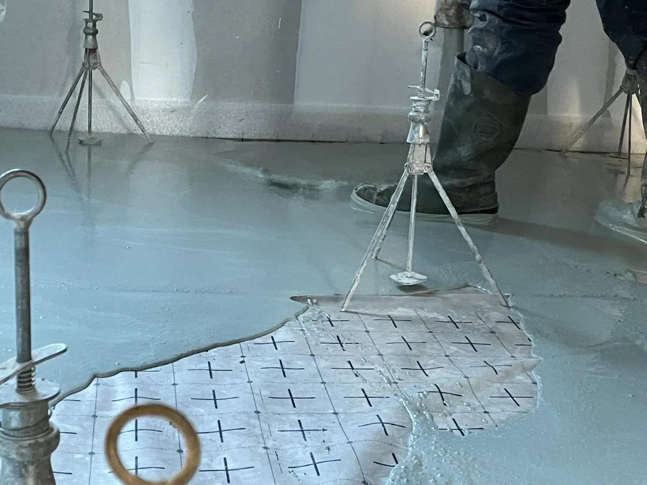 Coulage chape fluide sur grande surface — chantier professionnel