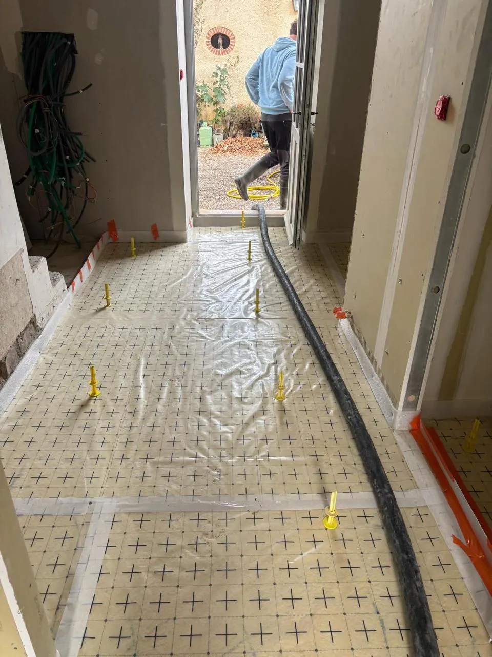 Chape fluide en rénovation — adaptation aux contraintes existantes