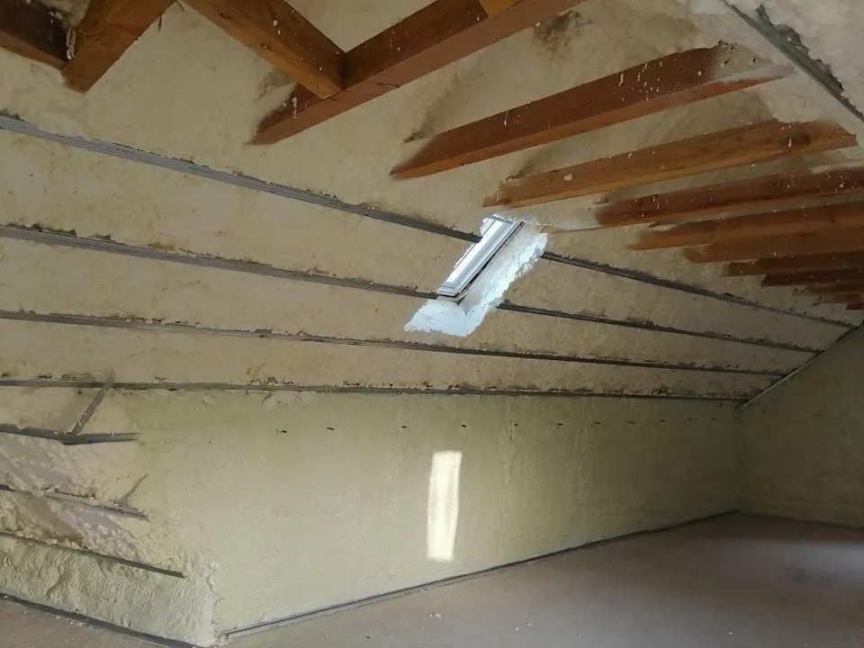 Mousse polyuréthane projetée sur murs — isolation thermique intérieure